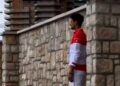 Novak snimljen kako meditira uz zid na ulicama Monte Karla (VIDEO)