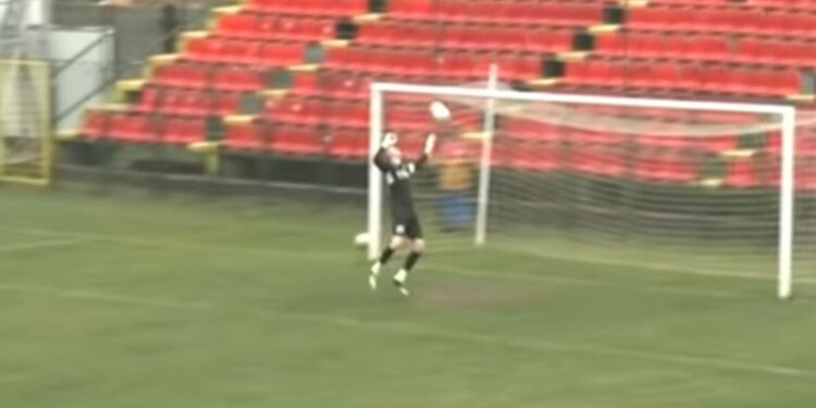 Gol sezone Superlige: Fudbaler Bačke pogodio sa pola terena (VIDEO)