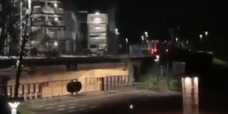 Haos u Nemačkoj: Navijači presreli autobus i umalo pretukli fudbalere Šalkea zbog ispadanja  iz Bundeslige (VIDEO)