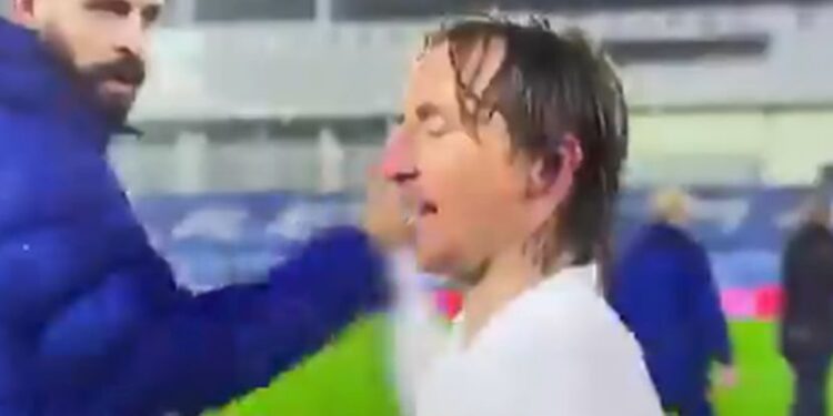 Pike se raspravljao sa sudijama posle „El Klasika“, Modrić ga provocirao: Čekaš da „prsneš“ sada? (VIDEO)
