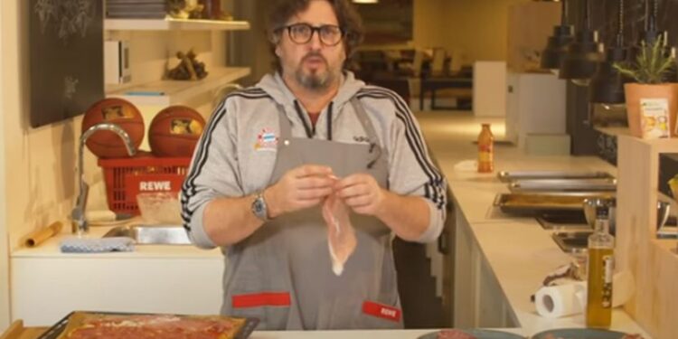 Od Trinkijerijeve kuhinje “voda ide na usta”: Italijan otkrio pravi recept za picu i pokazao kakav je majstor (VIDEO)
