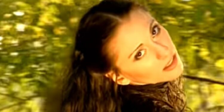 Devedesetih je nizala hitove, promenila je ime i profesiju, a u svojoj šestoj deceniji ovako izgleda! (FOTO)