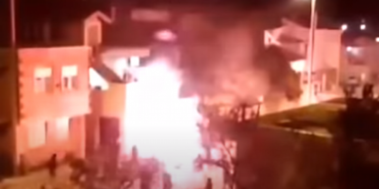 Strašni prizori iz Mostara, ponoćni pir huligana za vreme policijskog časa, ima teže povređenih (VIDEO)
