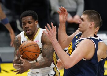 Jokić frustriran udario protivnika, sudija ga se uplašio (VIDEO)