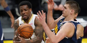 Jokić frustriran udario protivnika, sudija ga se uplašio (VIDEO)