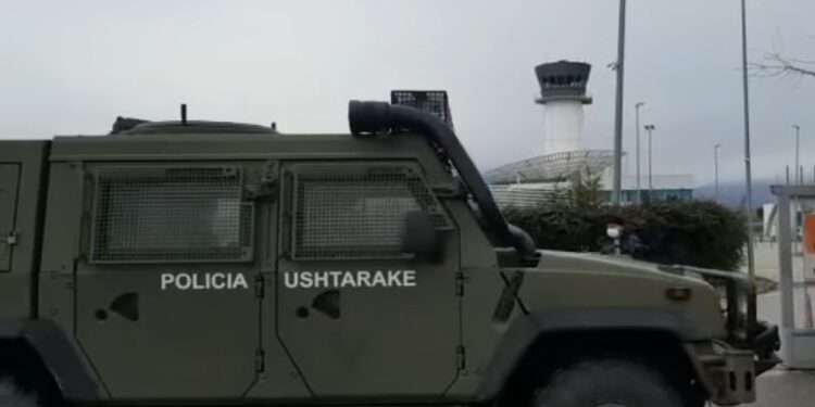 Albanska vlada poslala vojsku i policiju na aerodrom u Tirani (VIDEO)