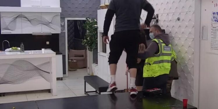 Aleksandra gađala Brendona šoljom nakon što joj je pretio: Ti ćeš u zatvor zbog prostitucije! (VIDEO)