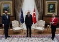 Erdogan ponizio Ursulu: Šefica Evropske komisije ostala bez stolice (VIDEO)
