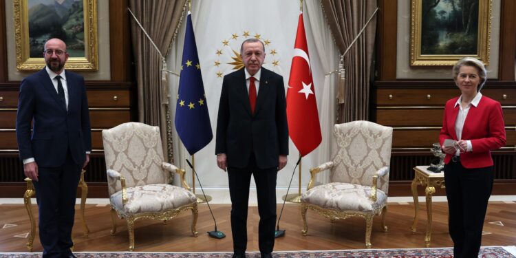 Erdogan ponizio Ursulu: Šefica Evropske komisije ostala bez stolice (VIDEO)