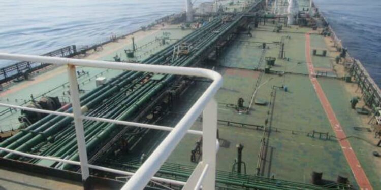 Iranski tanker pogođen sa dva projektila (FOTO)