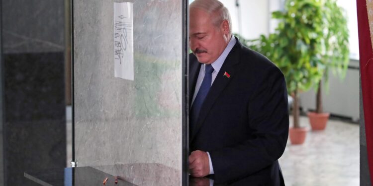 Lukašenko potpisuje dekret: U slučaju smrti predsednika…