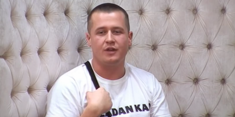 Marko Perović brutalno nasrnuo na cimerku, nakon polivanja vodom čašama gađao rijaliti učesnicu!