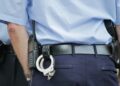 Nije htela da plati račun u prodavnici, radnicu vukla za kosu, a onda nožem krenula na policajca