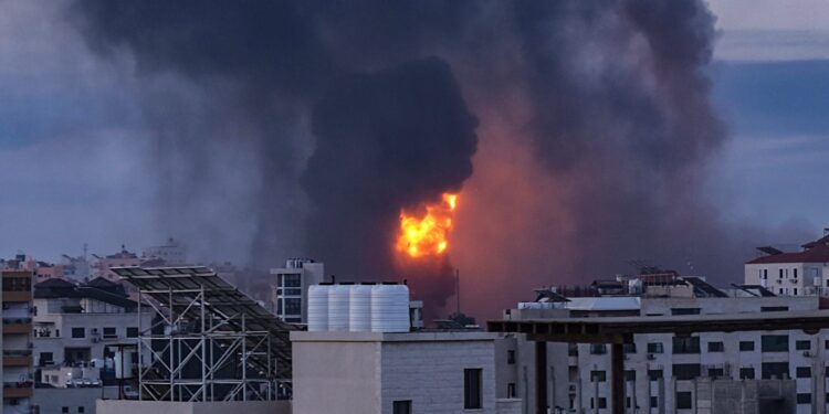 Lete rakete, gore gradovi: Sirene za uzbunu od ranog jutra u Tel Avivu, oblaci dima nad Gazom (VIDEO)