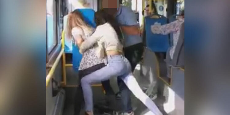 Jedva ih razdvojili: Devojke se vukle, udarale i čupale za kosu! (VIDEO)