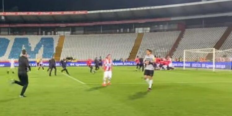 Gobeljić skinuo gaće ispred Stojkovića: Uličarska provokacija igrača Zvezde posle penala (VIDEO)