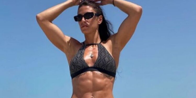 Ivana Španović fotkom u bikiniju “otopila” pesak Dubaija (FOTO)