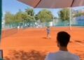 Tooo, bolji je od tate: Novakov sin igrao tenis u Beogradu, Đoković ga bodrio sa klupe (VIDEO)