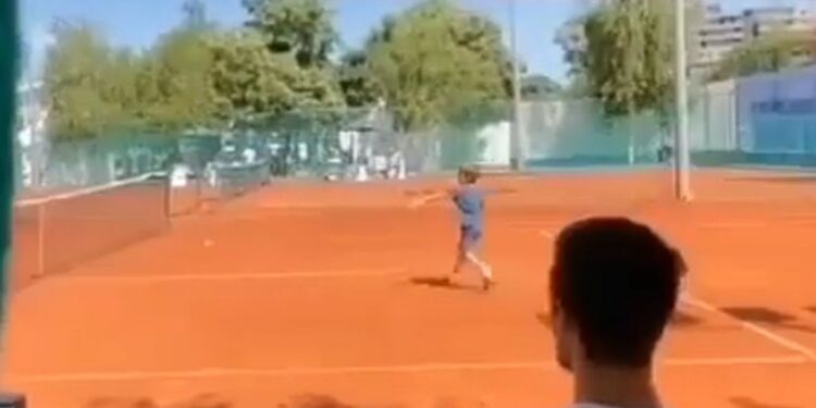 Tooo, bolji je od tate: Novakov sin igrao tenis u Beogradu, Đoković ga bodrio sa klupe (VIDEO)
