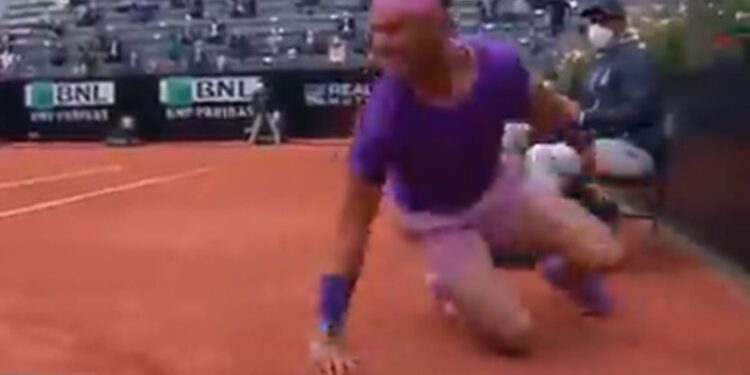 “Uznemiren sam, bilo je opasno”: Nadal besan posle teškog pada u finalu sa Novakom  (VIDEO)