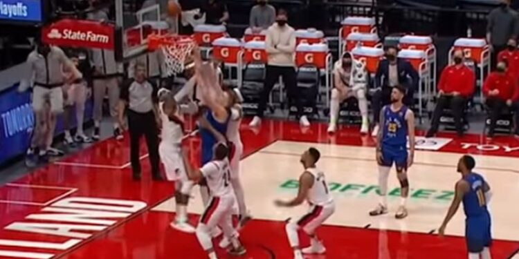 Ovo je šut kojim je Jokić rešio meč: Gurali ga, udarali po ruci, Nikola pogodio i utišao halu! (VIDEO)