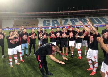 Stanković oduševljen posle duple krune: Klanjao se igračima, oni ga bacali u vazduh (FOTO)