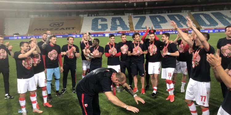Stanković oduševljen posle duple krune: Klanjao se igračima, oni ga bacali u vazduh (FOTO)
