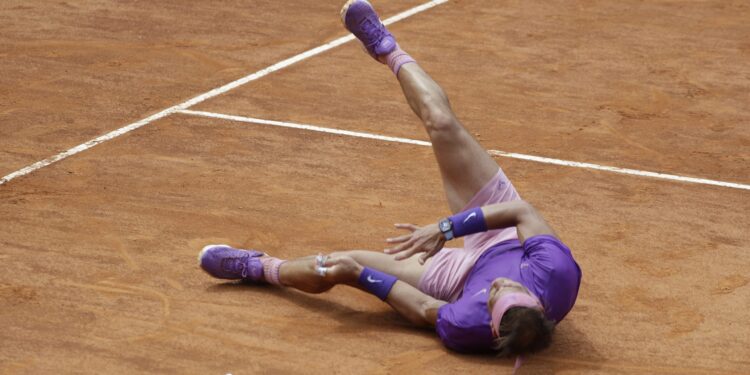 Nadal se valjao po šljaci: Sapleo se i pao, kukao od bolova i držao se za kuk (FOTO/VIDEO)