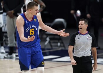 Jokić pobesneo, hteo da bije sudije, saigrači ga držali: Denver ispustio 21 poen i poražen od Bruklina (VIDEO)