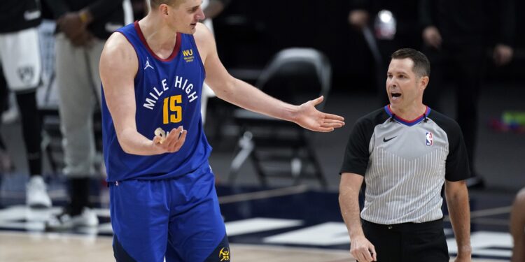 Jokić pobesneo, hteo da bije sudije, saigrači ga držali: Denver ispustio 21 poen i poražen od Bruklina (VIDEO)