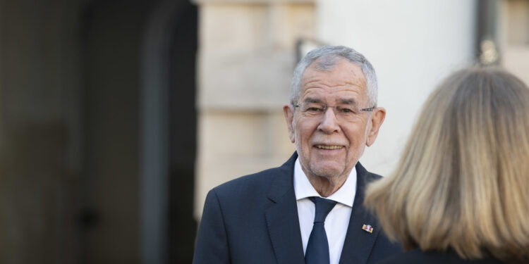 Van der Belen političarima: Poštujte institucije