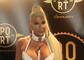 Jelena Karleuša sa suprugom Duškom i ćerkama posetila oca Dragana (FOTO)