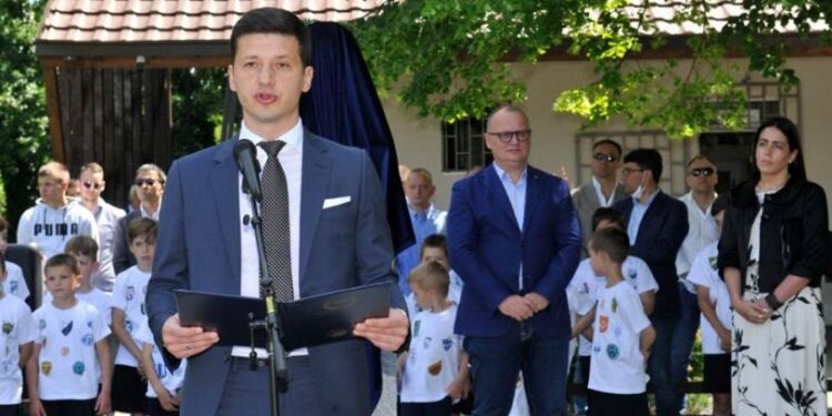 Otkrivena spomen-bista čoveku koji je doneo prvu fudbalsku loptu u Beograd