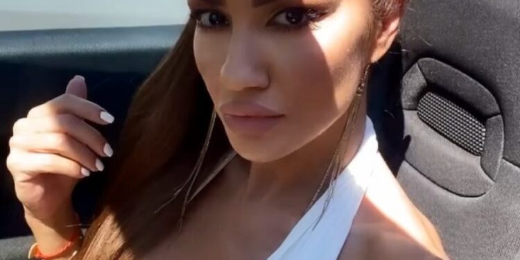 Sindi “Models” otkrila tajnu svoje brutalne figure (FOTO)