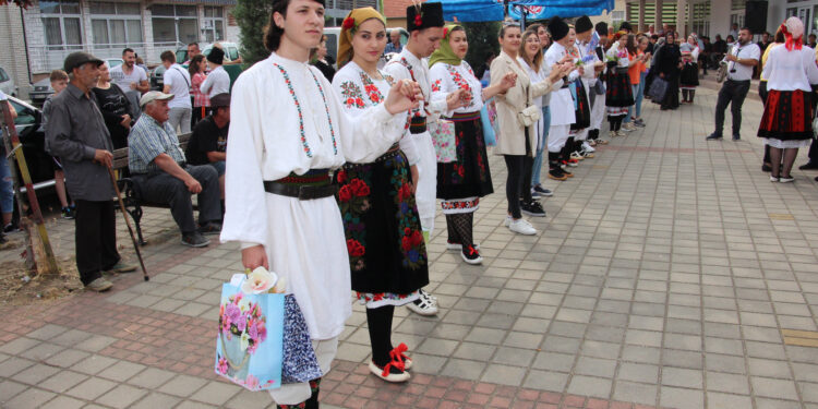 Tradicija nadigrala koronu