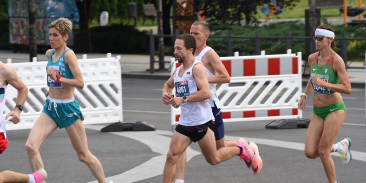 Srpska atletičarka Olivera Jevtić pobedila je danas u polumaratonskoj trci na Beogradskom maratonu
