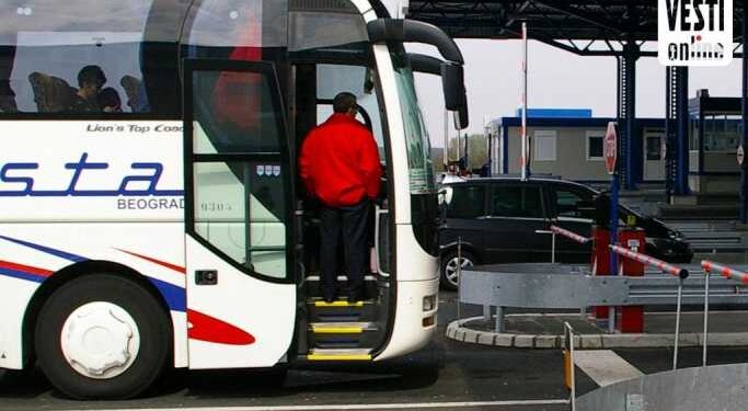 Ciglom na srpski autobus: Ne zna se da li će moći da nastavi dalji put, u njemu bili ruski turisti