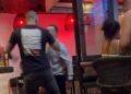 “Sedam milijardi ljudi na svetu, a odabrao si baš mene”: MMA borac brutalno nokautirao čoveka u baru (VIDEO)