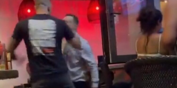 “Sedam milijardi ljudi na svetu, a odabrao si baš mene”: MMA borac brutalno nokautirao čoveka u baru (VIDEO)
