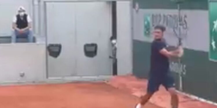 Federer kakvog nikada niste videli: Švajcarac igrao dvoručni bekhend! (VIDEO)
