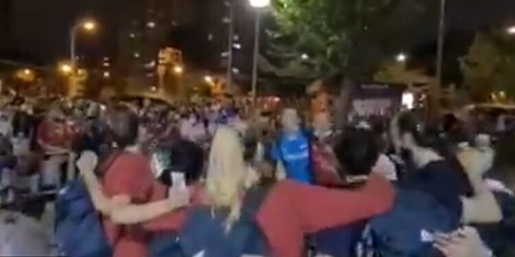 Srpske košarkašice uz stihove Mikija Mećave slavile polufinale Eurobasketa: Hit snimak ispred hale (VIDEO)