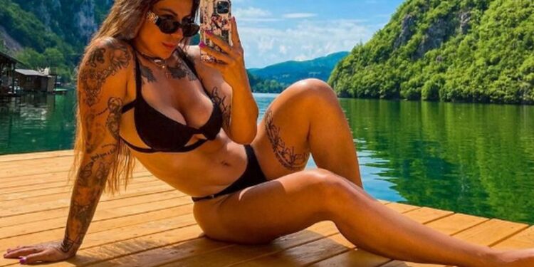 Žena Darka Miličića se skinula u kupaći, pratioci oduševljeni: Tetovaže, obline, savršena pozadina… (FOTO)