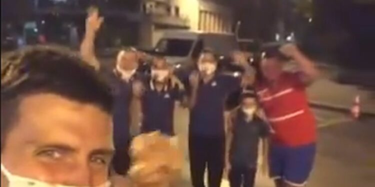 Pariz spava, policijski čas, “Srbikosi” ispred stadiona slave i pevaju sa Noletom (VIDEO)