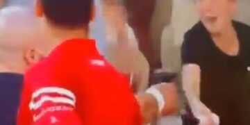 Sramota: Masovno skidaju snimke Novaka kad daje reket dečaku