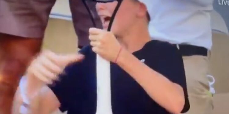 Dečak koji je dobio reket, pomogao Novaku da preokrene meč protiv Cicipasa! Novak objasnio šta je radio mališan! (VIDEO)