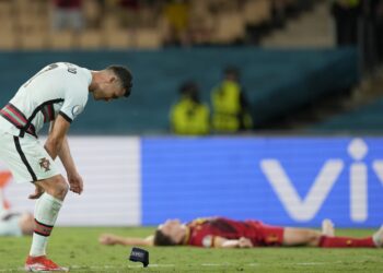 Frustrirani Ronaldo posle poraza bacao i šutirao kapitensku traku (VIDEO)