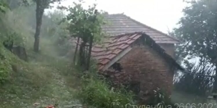 Nevreme protutnjalo kroz Srbiju: Padao grad veličine jajeta (VIDEO)