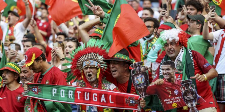 Pogledajte nestvarne scene u Mađarskoj, korona je prošlost: Ronalda dočekao krcat stadion! (FOTO/VIDEO)