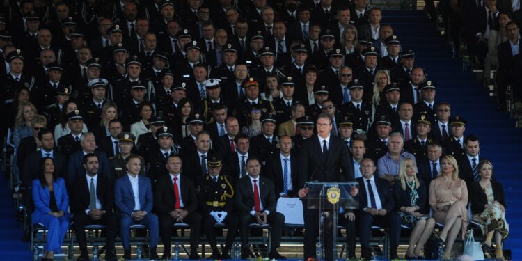 Vučić policajcima: Odužite se svojoj državi jer rezervnu otadžbinu nemamo (VIDEO)