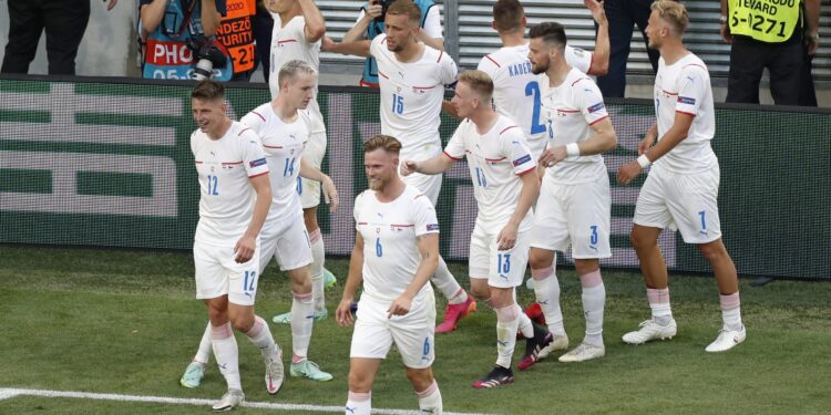 Šok za Holanđane u Budimpešti: Crveni karton De Lihta i češko „čudo“ za 1/4 finale EURA (VIDEO)